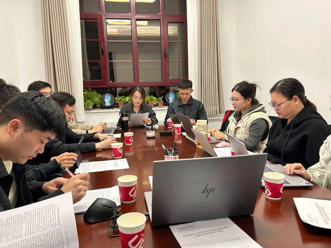 一群人坐在桌子前 AI 生成的内容可能不正确。